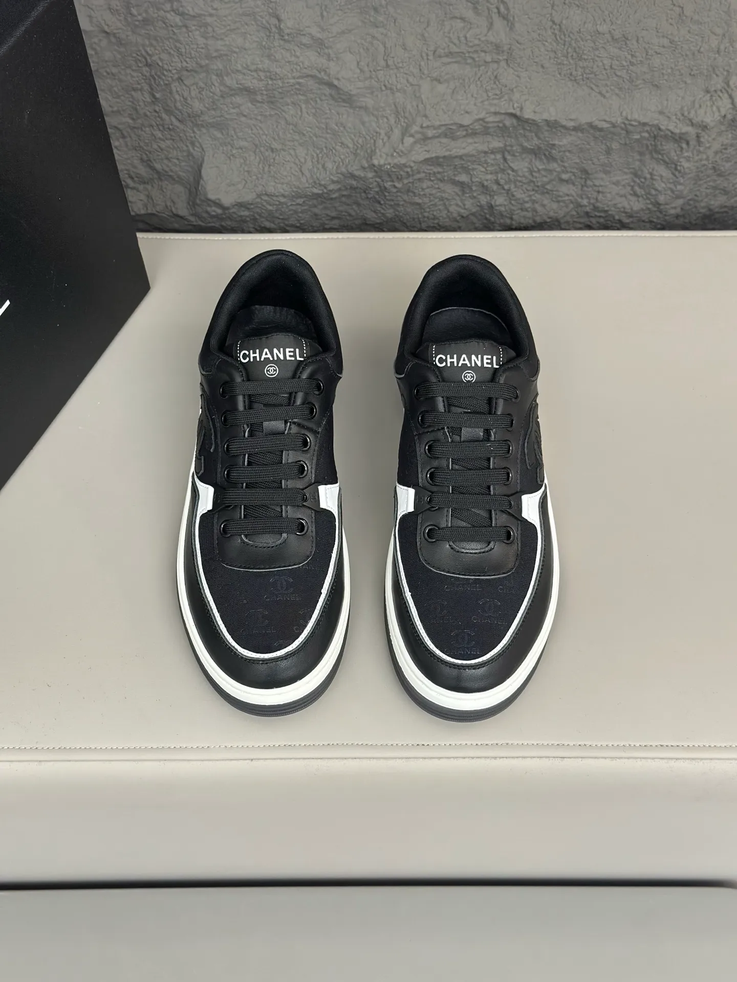 💰740 Chanel, 2024 spring new style / ♞size; 38~45 (38 45 customized) Men's Chanel sneakers, January's style premium is super serious, basically you can't buy it. The counter sister received this color and it happened to be in my men's size. I really didn't like it at first, but after I put it on, I found it to be very versatile. The same design of the diamond surface of the classic CF flap bag is very recognizable, and the double C The logo is not too high-profile. I love it. I recommend this one and you must try it on. You can’t tell how handsome it is by looking at the pictures.